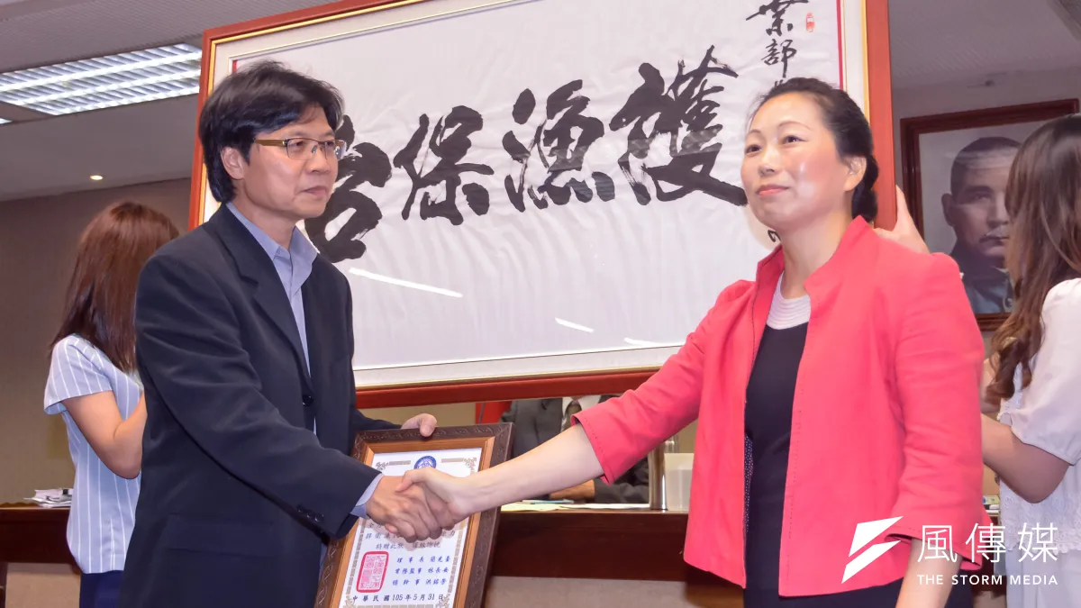 內政部長葉俊榮日前在立院備詢時,指稱沖之鳥「是礁」,對此國民黨立委徐臻蔚今(1)日贈其「護漁保台」匾額,並稱其是「劉銘傳第二」。(顏麟宇攝)