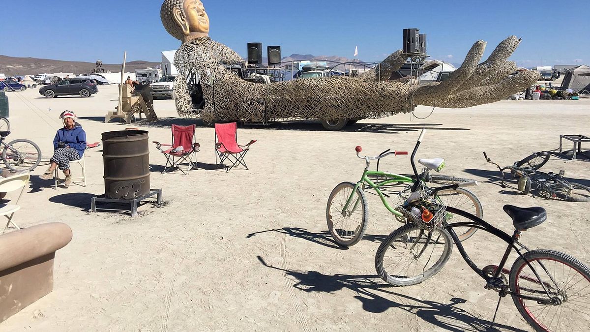 熱愛冒險的台灣藝術家蕭青陽,率領青年志工參加美國火人祭活動,作品「如來神掌」驚豔各國藝術家。(蕭青陽提供) 熱愛冒險的台灣藝術家蕭青陽,率領青年志工參加美國火人祭活動,作品「如來神掌」驚豔各國藝術家。(蕭青陽提供)