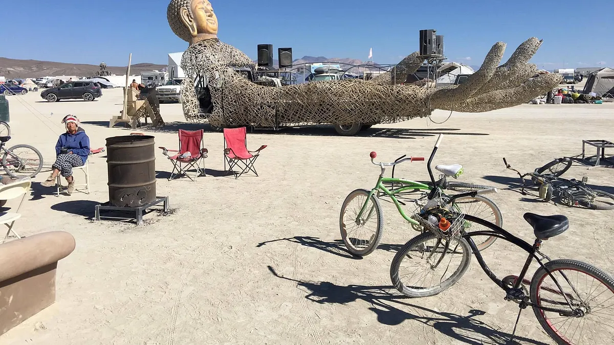 熱愛冒險的台灣藝術家蕭青陽,率領青年志工參加美國火人祭活動,作品「如來神掌」驚豔各國藝術家。(蕭青陽提供)