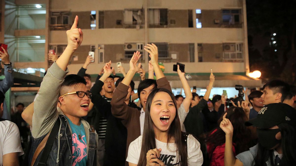 香港公民藉這次基層選舉,對過去五個月的反送中運動進行「公投」。反建制派在席次上大勝,但北京不會因此罷手,還是會加緊腳步,讓香港從「一國兩制」變成「一國一制」。(AP) 香港公民藉這次基層選舉,對過去五個月的反送中運動進行「公投」。反建制派在席次上大勝,但北京不會因此罷手,還是會加緊腳步,讓香港從「一國兩制」變成「一國一制」。(AP)