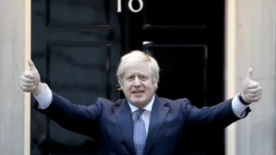 英國首相強森因新冠肺炎病情嚴重一度住進加護病房,痊癒後重返唐寧街10號首相府(AP)