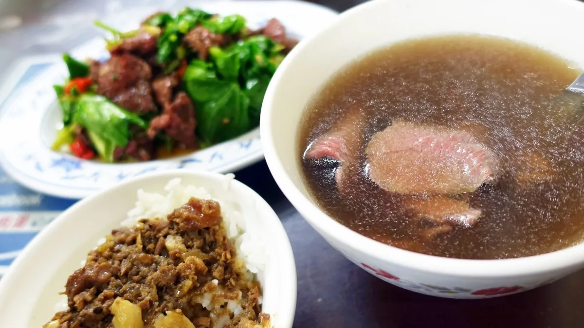 來到台南吃什麼?許多人都熟知臺南的牛肉湯、虱目魚粥,店家林立樣樣美味。香腸熟肉、飯桌,或其他地方也很普遍的海鮮攤等,也都有可觀者。(圖/石少@flickr)