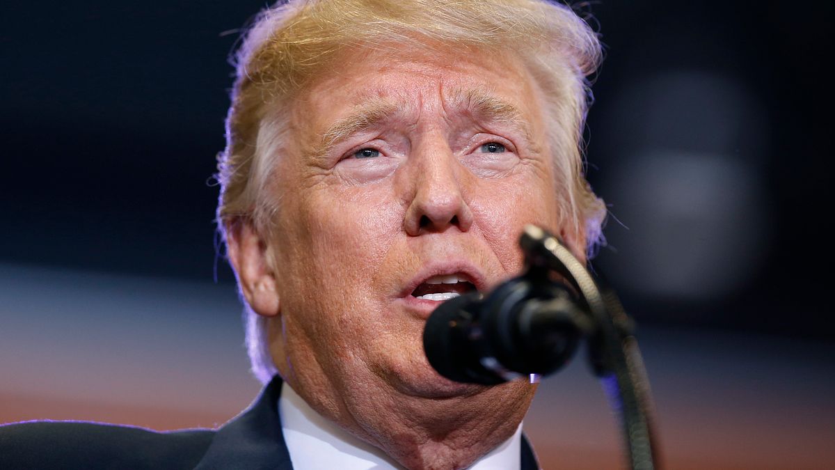 川普22日在亞利桑納州鳳凰城對支持者演講。(美聯社) 川普22日在亞利桑納州鳳凰城對支持者演講。(美聯社)