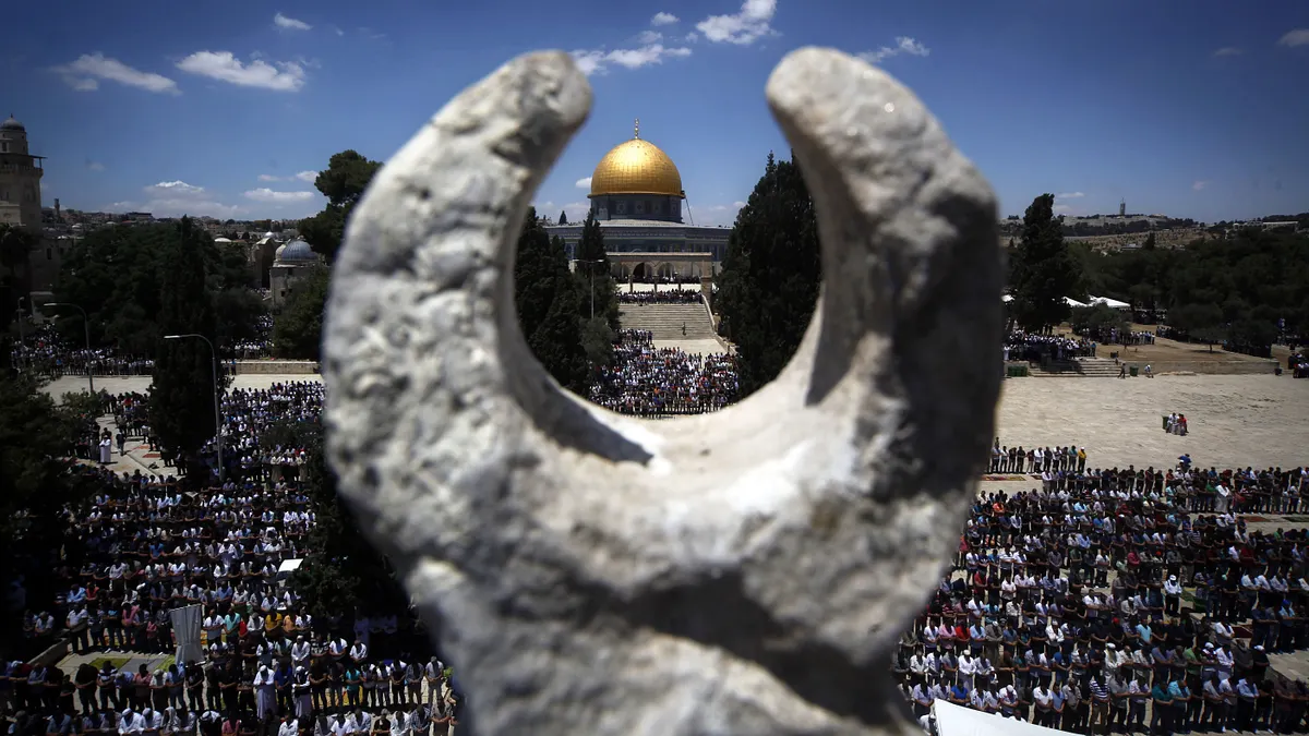 大批巴勒斯坦的穆斯林在齋戒月期間,在位於耶路撒冷舊城聖殿山的阿克薩清真寺從事禮拜。(美聯社)