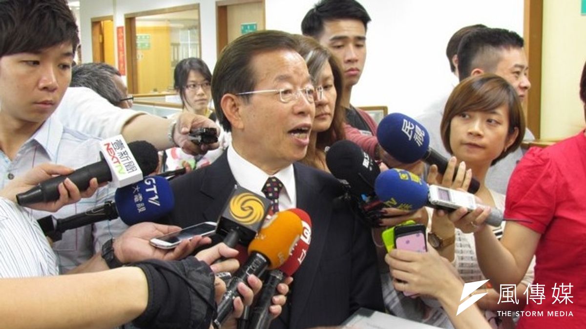 謝長廷曾在總統大選時猛攻馬英九綠卡未失效,今天再轟馬已不適合領導國家。(顏振凱攝) 謝長廷曾在總統大選時猛攻馬英九綠卡未失效,今天再轟馬已不適合領導國家。(顏振凱攝)