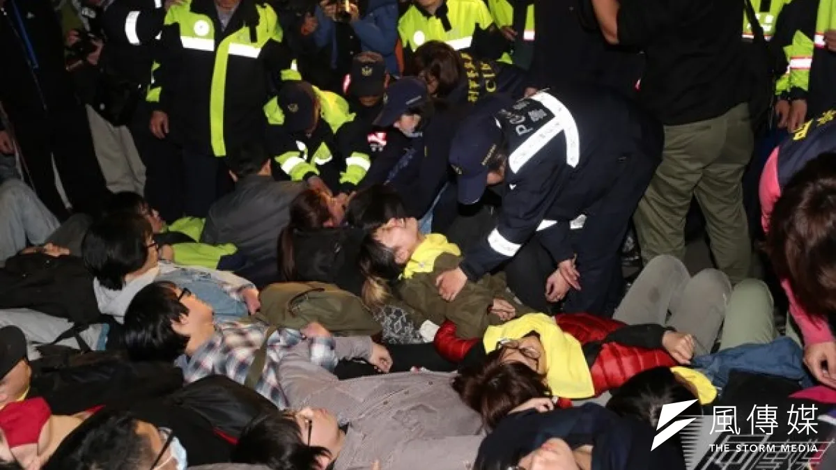 警方驅離行動讓立法院議場內學生彌漫著悲憤氣氛,司改會律師團擬告江宜樺等人殺人未遂。(余志偉攝)