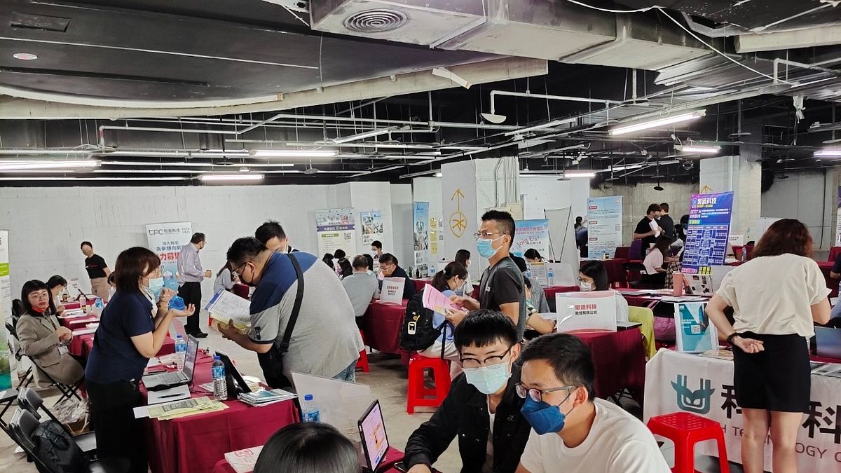 新竹就業中心辦理徵才活動現場。(圖/勞動力發展署桃竹苗分署提供) 新竹就業中心辦理徵才活動現場。(圖/勞動力發展署桃竹苗分署提供)