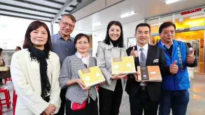 南投知名麻糬品牌方愫馨打造五星級食品工廠,19日新廠啟用,同步推出新產品「辣木麻糬」。縣長許淑華到場表支持。(圖/南投縣政府)