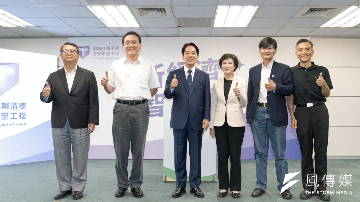 台灣智庫執行長呂曜志(左起)、中研院院士朱敬一、民進黨總統參選人賴清德、青平台董事長鄭麗君、新境界文教基金會董事陳正然、台灣大學財務金融系教授石百達,2023年10月3日於「國家希望工程」國政願景發表會合影。其中,石百達將出任安定基金董事長。(資料照,民進黨提供)