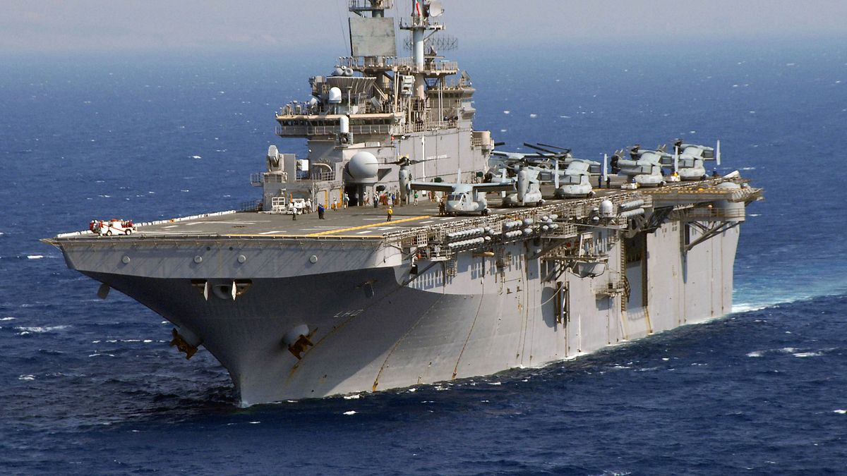 美軍兩棲攻擊艦「黃蜂號」(USS Wasp)和魚鷹旋翼機(Wikipedia / Public Domain) 美軍兩棲攻擊艦「黃蜂號」(USS Wasp)和魚鷹旋翼機(Wikipedia / Public Domain)