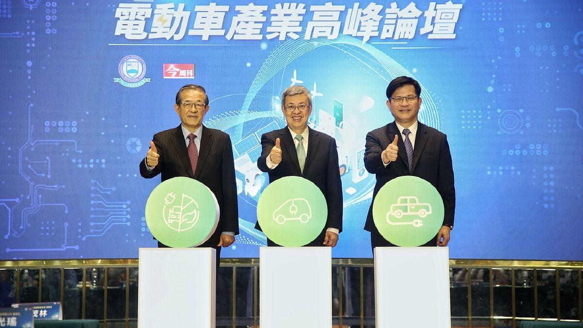 大肚山產業創新基金會董事長施茂林(左)、總統府秘書長林佳龍(右)與行政院院長陳建仁(中)皆出席與會,共同見證電動車成為臺灣產業下一個兆元產業科技競技場。(圖/大肚山產業創新基金會提供) 大肚山產業創新基金會董事長施茂林(左)、總統府秘書長林佳龍(右)與行政院院長陳建仁(中)皆出席與會,共同見證電動車成為臺灣產業下一個兆元產業科技競技場。(圖/大肚山產業創新基金會提供)