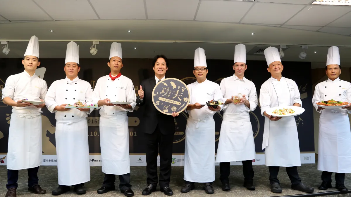 台南市市長賴清德(左四)出席台南美食節,他表示,「功夫」二字表達廚師們烹飪每道料理的真功夫,更意味著台南人用美食款待他人的心意及情感。(台南市政府提供)