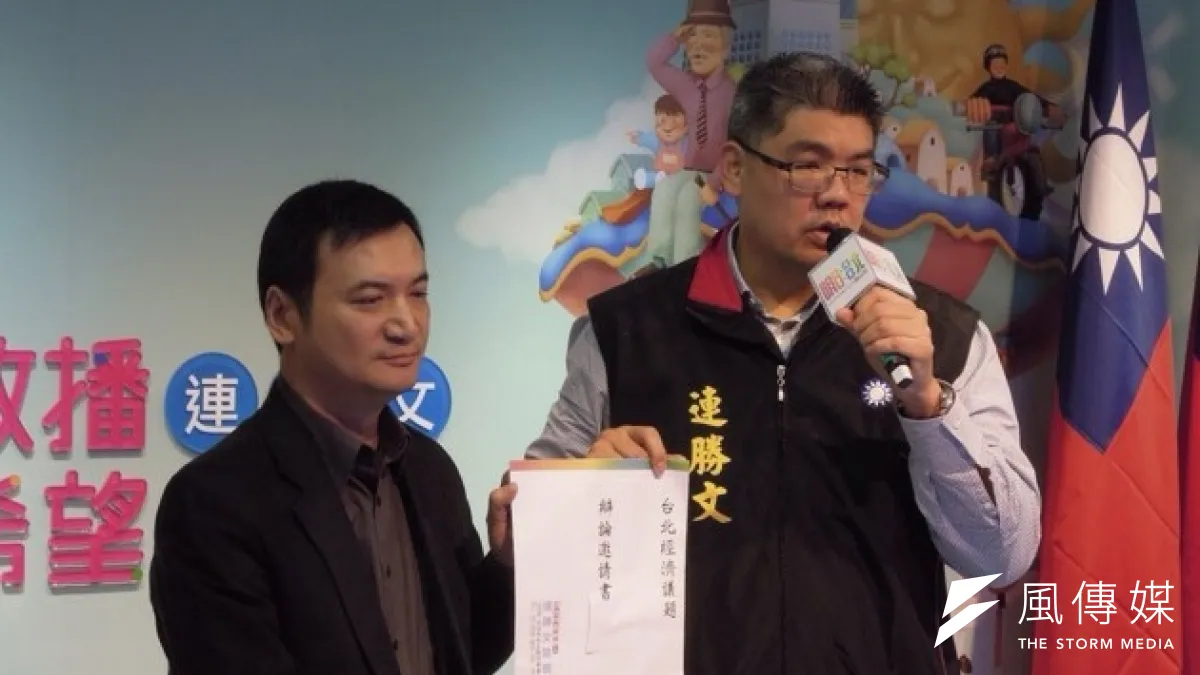 台北市長候選人連勝文13日向對手柯文哲下戰帖,希望和柯以1對1的方式,就台北經濟問題進行辯論。(羅暐智攝)
