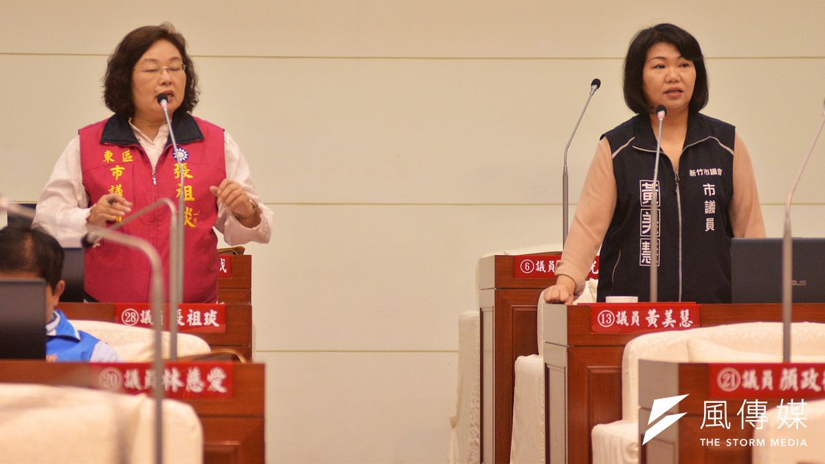 新竹市議員張祖琰(左)、黃美慧5日在市政總質詢中,聯合質詢竹市517淹水事件。(圖/新竹市議會提供) 新竹市議員張祖琰(左)、黃美慧5日在市政總質詢中,聯合質詢竹市517淹水事件。(圖/新竹市議會提供)