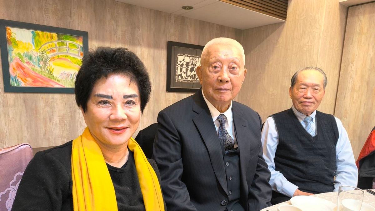 退役上將、前陸軍總司令陳廷寵(中)2024年12月出版《軍者仁心》新書,此書由美國執業律師邱彰(左)執筆。(邱彰提供) 退役上將、前陸軍總司令陳廷寵(中)2024年12月出版《軍者仁心》新書,此書由美國執業律師邱彰(左)執筆。(邱彰提供)