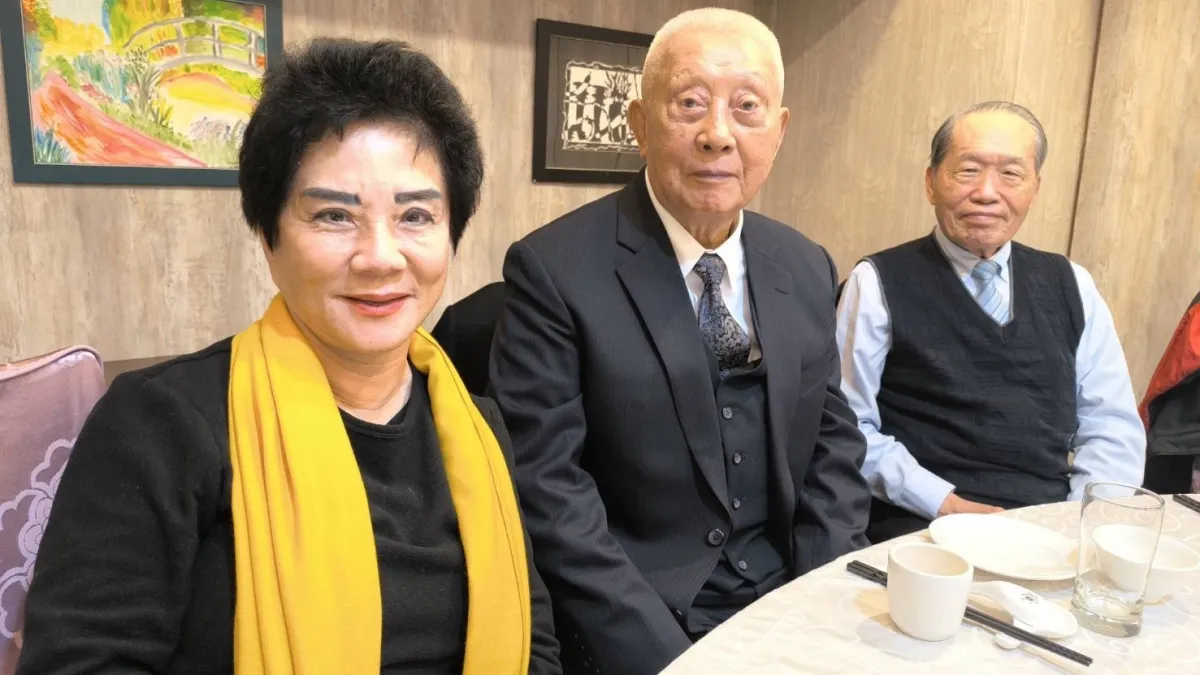 退役上將、前陸軍總司令陳廷寵(中)2024年12月出版《軍者仁心》新書,此書由美國執業律師邱彰(左)執筆。(邱彰提供)