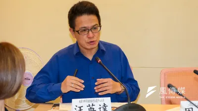 桃園市群眾服務協會庇護中心主任汪英達,14日出席搶救行別盲司法記者會,列舉所協助移工遭性騷案。(顏麟宇攝)