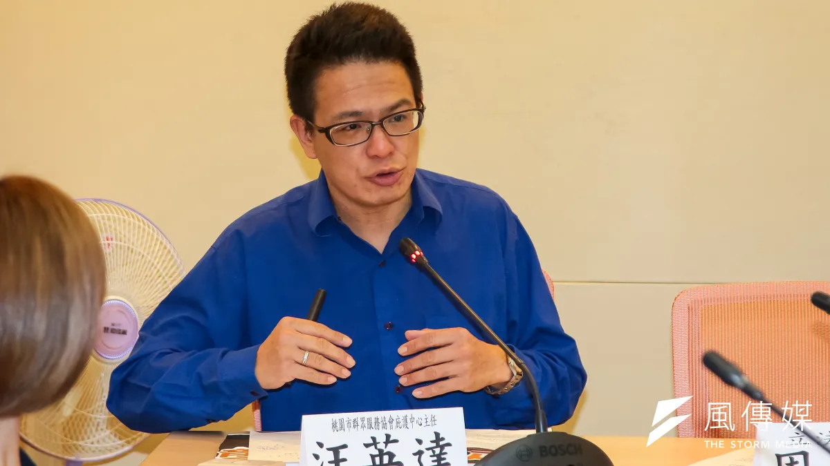 桃園市群眾服務協會庇護中心主任汪英達,14日出席搶救行別盲司法記者會,列舉所協助移工遭性騷案。(顏麟宇攝)