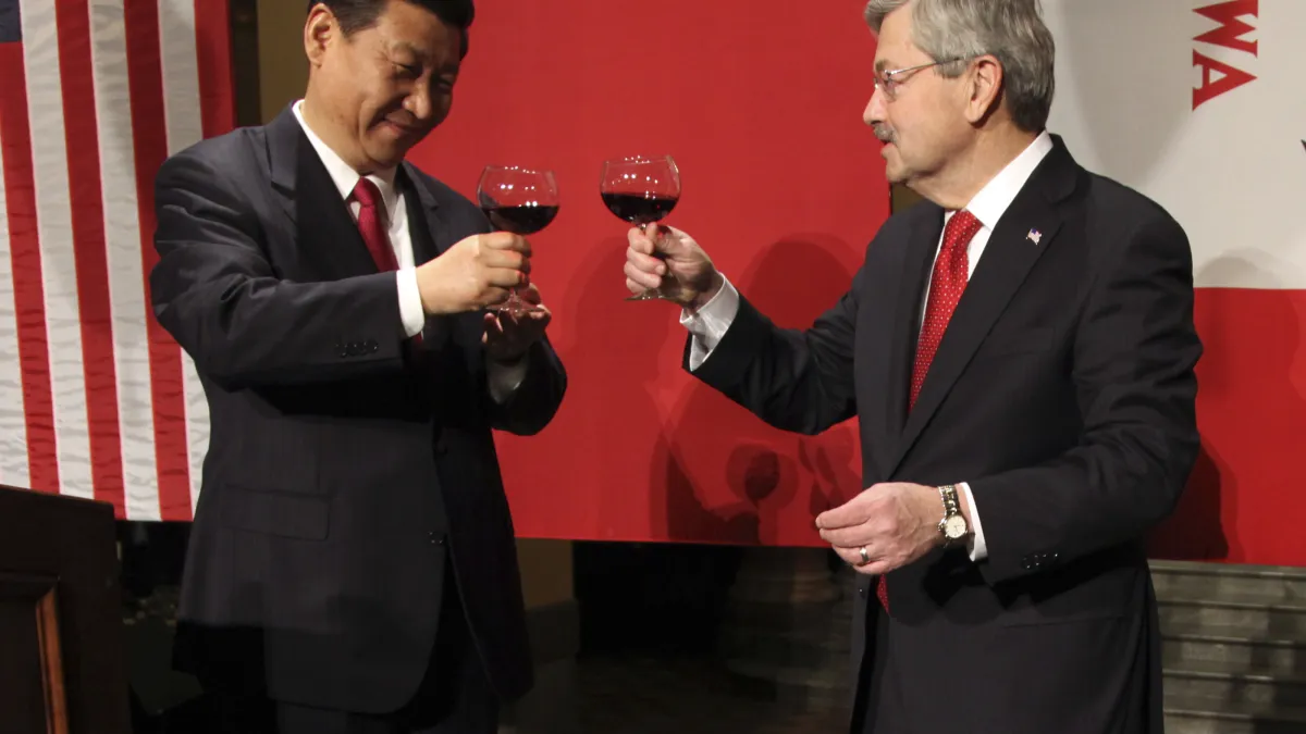 內定出任川普新政府駐中國大使的愛荷華州長布蘭斯塔德(Terry Branstad)2012年與習近平把酒言歡(AP)