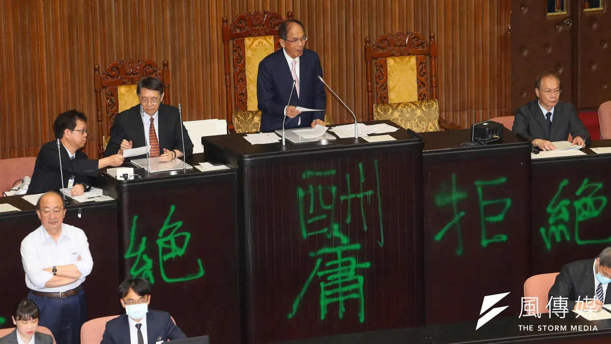 資深媒體人趙少康批評藍委們應該要徹夜輪流演講,而不是只會在議場裡睡覺。圖為立法院長游錫堃於議場清場後主持會議。(顏麟宇攝)