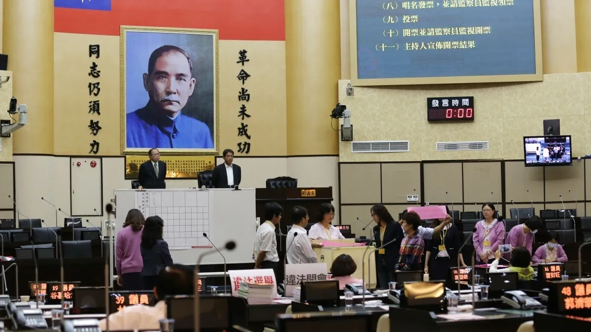 全國首次記名投票 賴美惠33票當選台南市議長