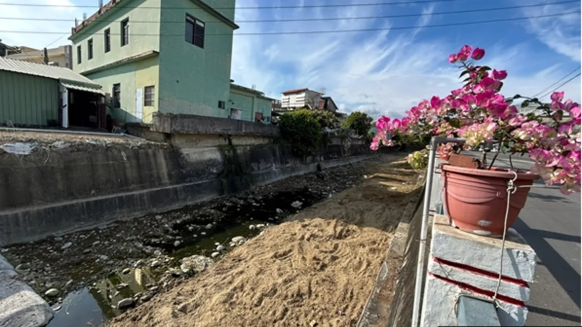 水利局為強化高屏溪流域旁大樹等區域之防洪效能,已積極展開該區範圍之易淹水區域及瓶頸段排水清疏工作。(圖/高市水利局提供)