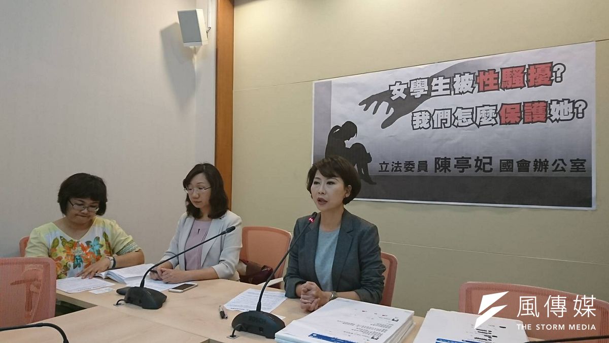 政大韓文系爆出外籍教師性騷擾女同學,今校方回應,已將該師停課,學生課程、考試、期末成績等都將交由其他老師處理,不影響權益,並加速調查,最快六月底召開教師評審會審議。(林瑋豐攝) 政大韓文系爆出外籍教師性騷擾女同學,今校方回應,已將該師停課,學生課程、考試、期末成績等都將交由其他老師處理,不影響權益,並加速調查,最快六月底召開教師評審會審議。(林瑋豐攝)