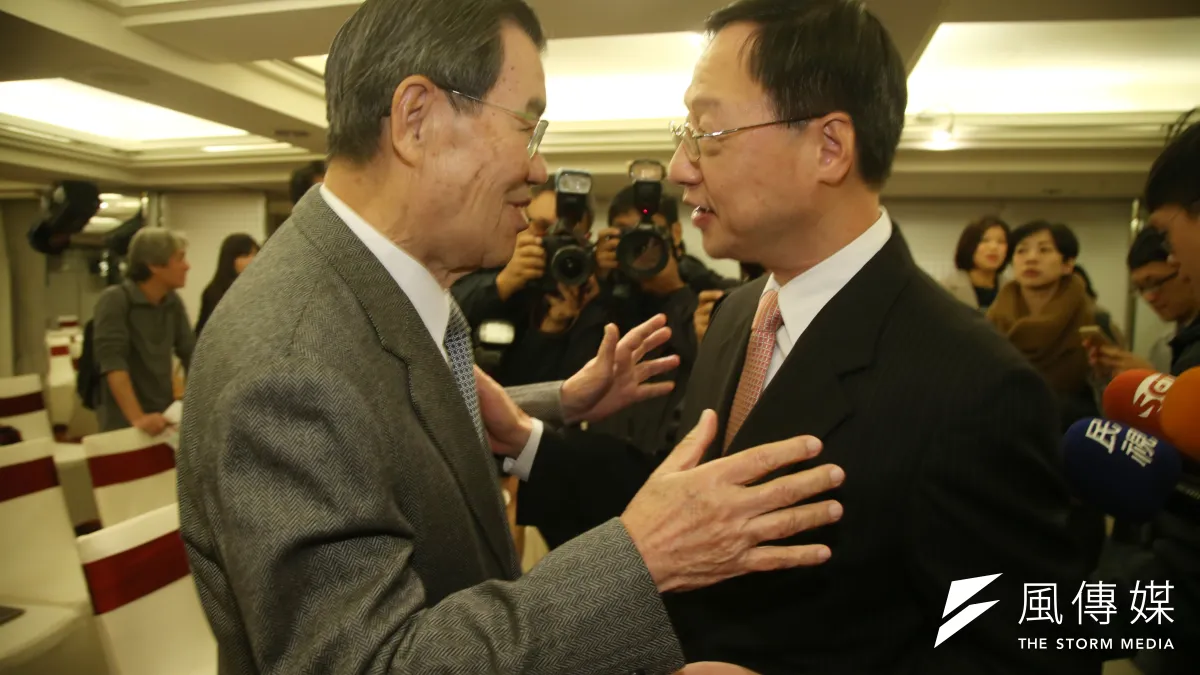 前行政院長江宜樺「長風文教基金會」成立茶會,前副總統蕭萬長前來致賀。(陳明仁攝)