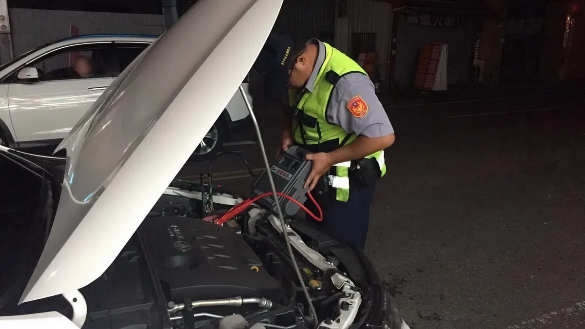 車輛深夜拋錨 幸獲巡邏員警協助引電解困