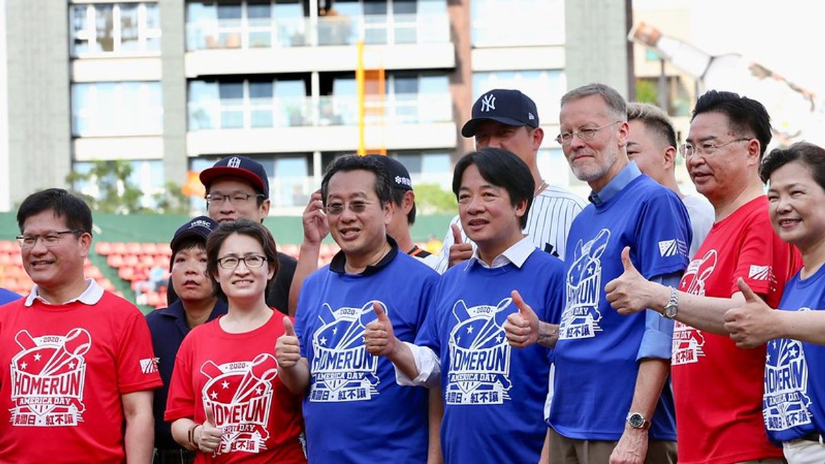 副總統賴清德今日在美國在台協會(AIT)處長酈英傑等人陪同下,前往台南市立棒球場出席2020美國獨立紀念日所舉辦的「美國日.紅不讓!」活動。(取自總統府網站) 副總統賴清德今日在美國在台協會(AIT)處長酈英傑等人陪同下,前往台南市立棒球場出席2020美國獨立紀念日所舉辦的「美國日.紅不讓!」活動。(取自總統府網站)