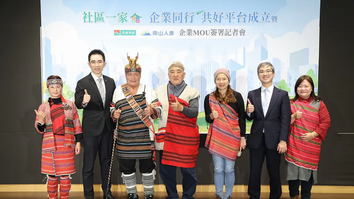 伯拉罕文化照顧大旅社行程總規劃柯李雅惠(左起)、信義房屋董事長周耕宇、雪山坑部落第11代頭目比浩・巴燕、原民會前主委瓦歷斯・貝林、伯拉罕共生照顧勞動合作社理事主席林依瑩、南山人壽董事長尹崇堯、伯拉罕共生照顧勞動合作社社會影響力主任阮家貞,9日出席南山人壽與信義房屋支持伯拉罕北勢群部落共生計畫記者會。(南山人壽提供)