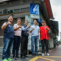 台北市長蔣萬安(右2)15日上午由交通局長謝銘鴻(中)及在地里長陪同,前往視察師大生活圈行人友善區暨YouBike推動成果。(中央社) 台北市長蔣萬安(右2)15日上午由交通局長謝銘鴻(中)及在地里長陪同,前往視察師大生活圈行人友善區暨YouBike推動成果。(中央社)