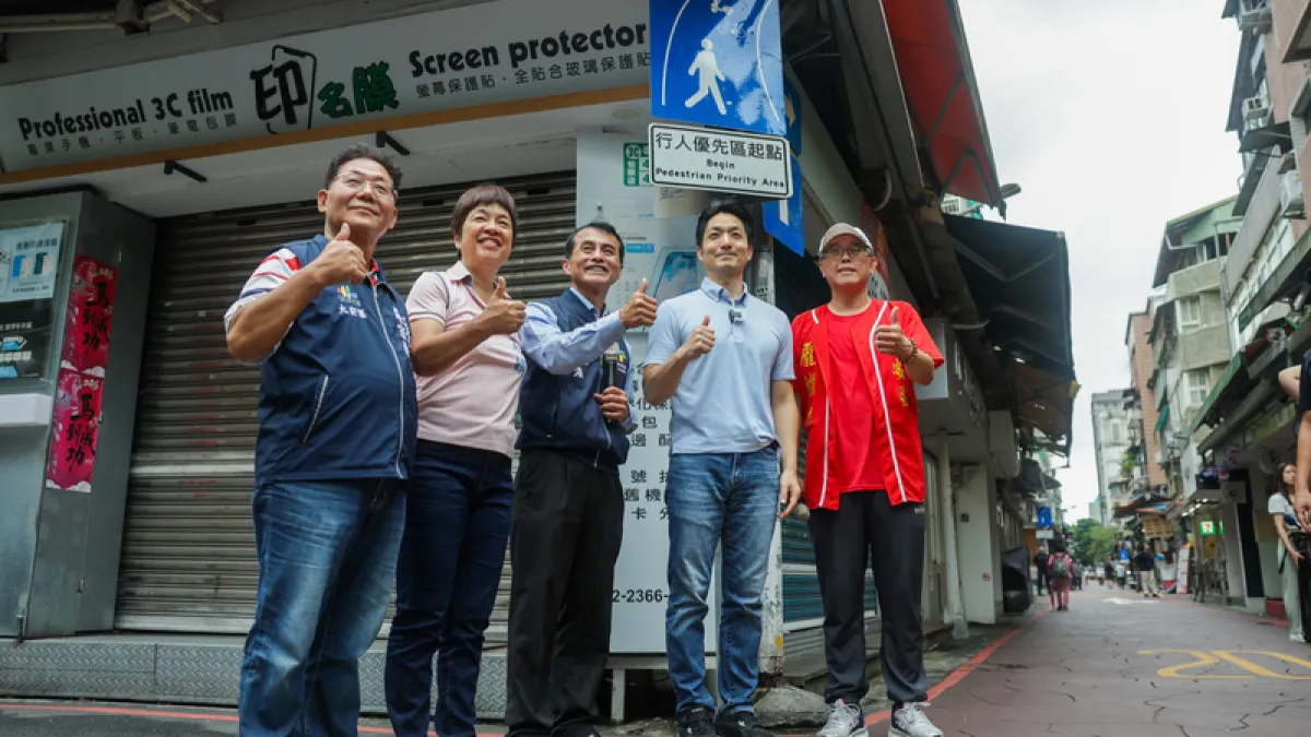 台北市長蔣萬安(右2)15日上午由交通局長謝銘鴻(中)及在地里長陪同,前往視察師大生活圈行人友善區暨YouBike推動成果。(中央社)