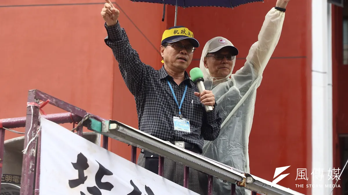 作者指出,當酸民們還為鬥垮軍公教這幫臭老九幸災樂禍時,年改破窗效應已逐漸發酵擴散開來,動搖國家根基。圖為反年金改革軍公教團體4月包圍立法院抗議。(資料照,曾原信攝) 作者指出,當酸民們還為鬥垮軍公教這幫臭老九幸災樂禍時,年改破窗效應已逐漸發酵擴散開來,動搖國家根基。圖為反年金改革軍公教團體4月包圍立法院抗議。(資料照,曾原信攝)