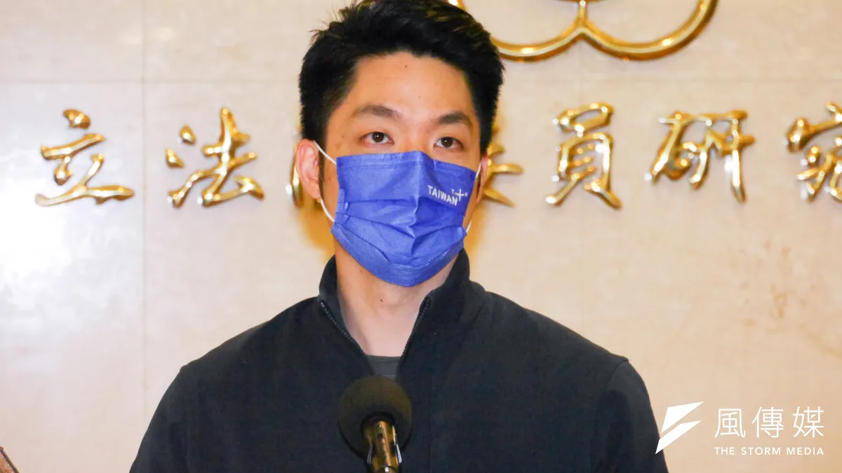 有志角逐2022縣市首長的國民黨立委蔣萬安「軟硬兼施」,除了透過直播拜年外,也關注停電、俄烏戰爭等內政和國際議題,在社群上獲得不錯的迴響。(資料照,蔡親傑攝)