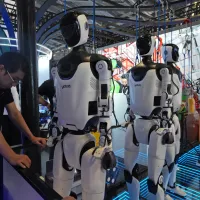 中国は最近、トップレベルのAI人材に対する出国規制をさらに強化。規制の対象を本人だけでなく、配偶者や子供といった直系親族にまで拡大した。(AP通信) 中国は最近、トップレベルのAI人材に対する出国規制をさらに強化。規制の対象を本人だけでなく、配偶者や子供といった直系親族にまで拡大した。(AP通信)