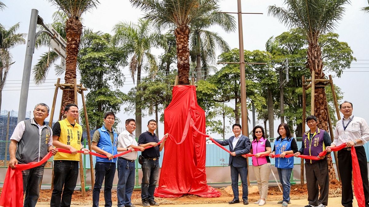 台中農民胡志昌響應花博,捐贈55株中東海棗成樹,種在新馬場路旁營造成一條迎賓大道,由中市府建設局長林玉霖代表接受。(圖/台中市政府提供) 台中農民胡志昌響應花博,捐贈55株中東海棗成樹,種在新馬場路旁營造成一條迎賓大道,由中市府建設局長林玉霖代表接受。(圖/台中市政府提供)