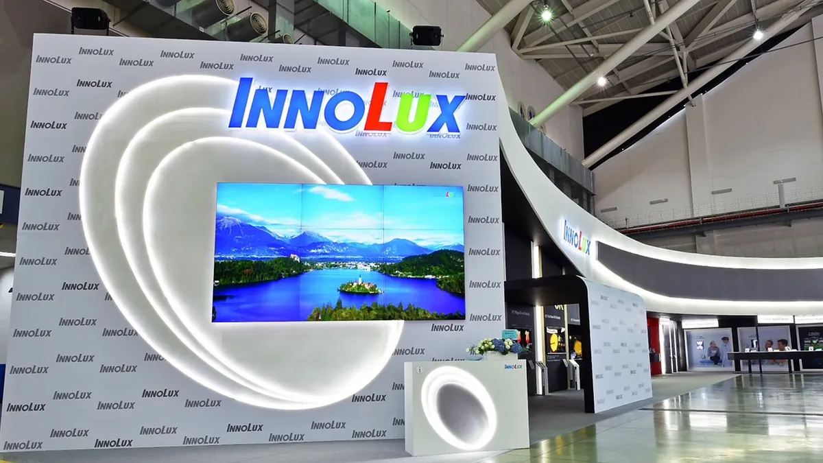 群創股價早盤一度開低至25.45元,但隨即買盤快速湧入,翻紅上攻至28元以上,最高一度觸及28.85元,漲幅超過5%,截至上午約11點半,成交量已超過58萬張,成為盤面成交量最大個股之一。(圖:資料照片)