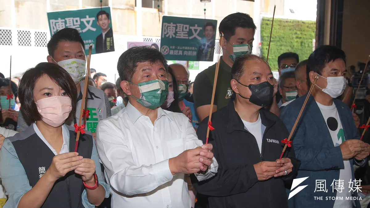 蔣萬安選舉時質疑,若陳時中(左二)當選,黃承國(右二)會成為「地下市長」。(顏麟宇攝)