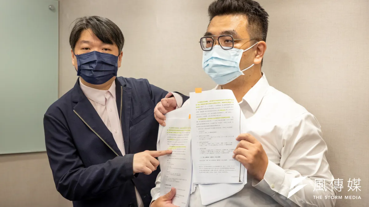 余正煌委託律師張祐齊(左)、曾威凱(右),對當初替林智堅護航、自稱旅美教授的「翁達瑞」(本名陳時奮),提出妨害名譽告訴。(資料照,顏麟宇攝)