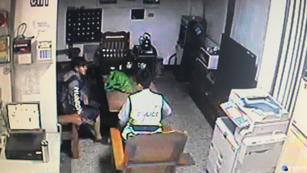 女子深夜路上徘徊 熱心警充當心靈指導者護送返家 女子深夜路上徘徊 熱心警充當心靈指導者護送返家