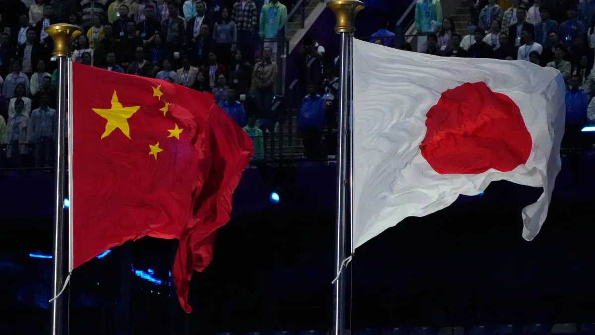 2023年10月8日,在中國杭州舉行的第19屆亞運會閉幕式,中國將下一屆亞運會主辦權移交給日本,中日國旗在儀式上飄揚。(美聯社)