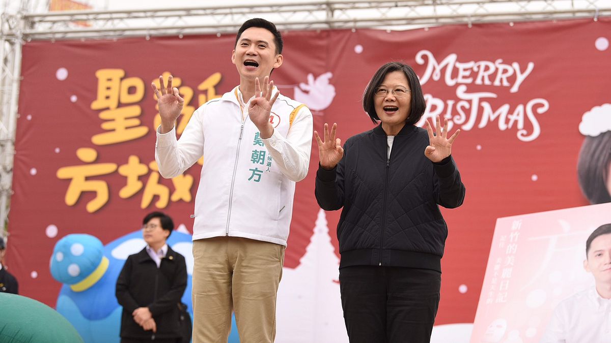 總統蔡英文(右)替民進黨立委候選人鄭朝方(左)站台。(蔡英文競選辦公室提供) 總統蔡英文(右)替民進黨立委候選人鄭朝方(左)站台。(蔡英文競選辦公室提供)