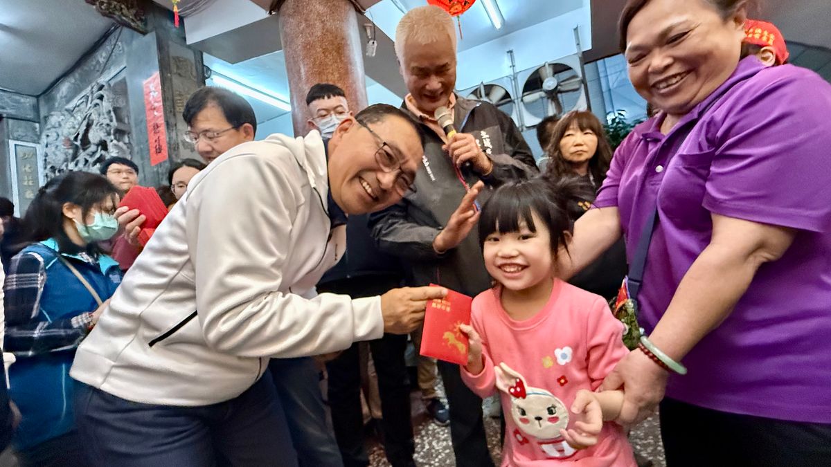 土城三元宮慶元宵 侯友宜參香發福袋祈願地方平安 「馬上賺錢」!