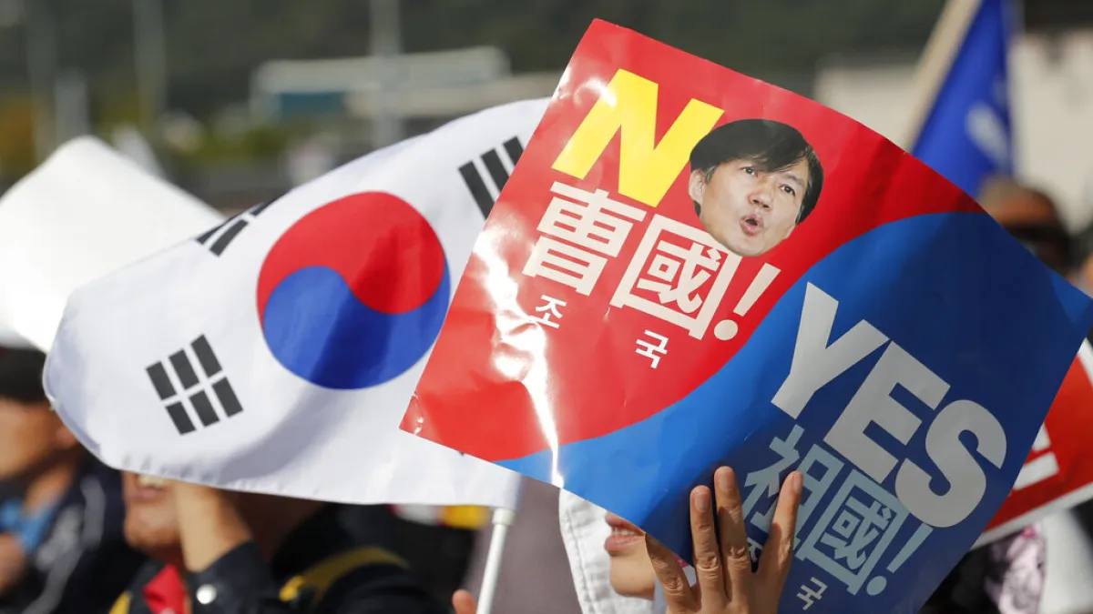 南韓法務部長曹國這幾周成為韓國政治的焦點,支持與反對曹國的民眾在首爾街頭聚集、相互較勁。(美聯社)