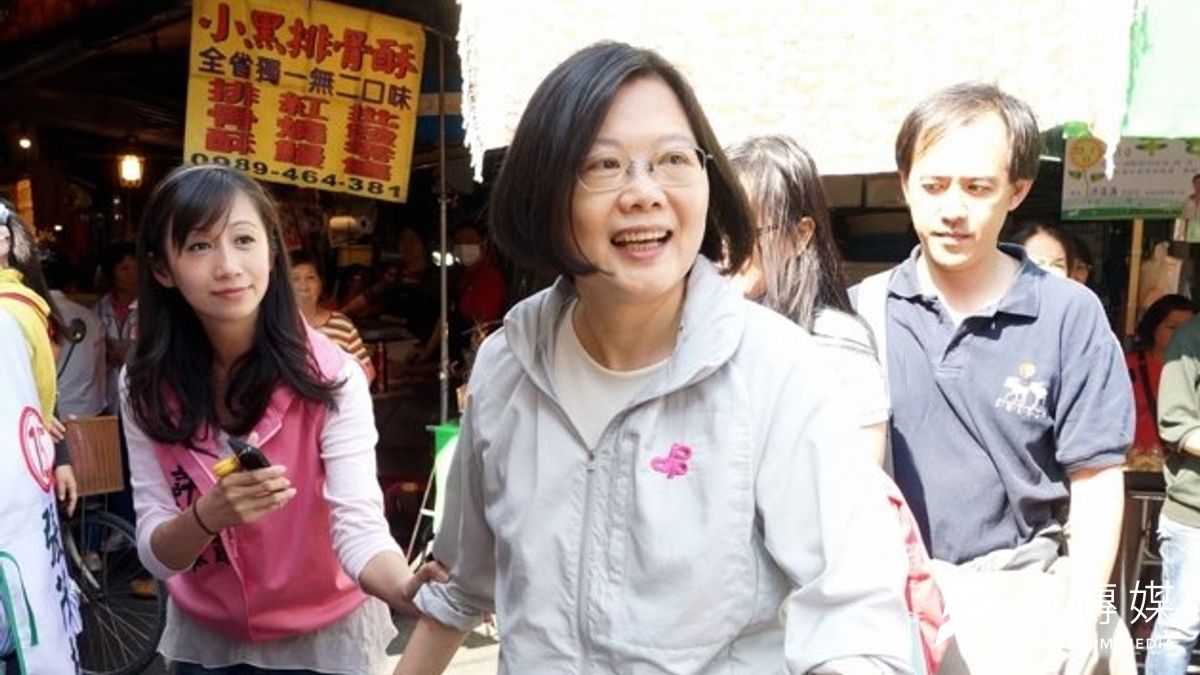 南檢和台南市府因北海油事件互槓,民進黨主席蔡英文5日在臉書貼文,質問「我很想知道,現在中央到底是誰在執政?」(蘇仲泓攝) 南檢和台南市府因北海油事件互槓,民進黨主席蔡英文5日在臉書貼文,質問「我很想知道,現在中央到底是誰在執政?」(蘇仲泓攝)