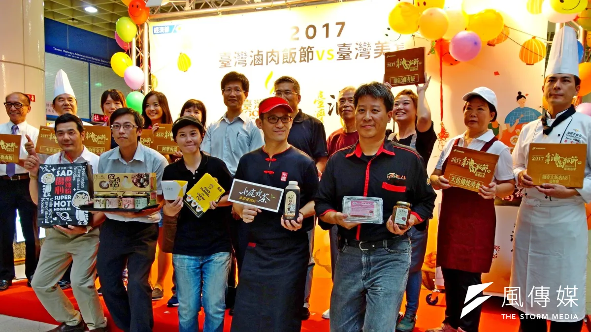 台灣美食祭全台熱鬧滾滾,由經濟部商業司副司長陳秘順(後排中)與業者共同站台,宣傳臺灣餐飲文化及美食。(圖/陳又嘉攝)