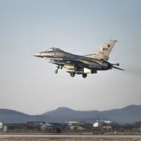 韓国・烏山(オサン)基地に駐留し、任務のため離陸する米軍F-16戦闘機。(米軍DVIDSシステムより) 韓国・烏山(オサン)基地に駐留し、任務のため離陸する米軍F-16戦闘機。(米軍DVIDSシステムより)