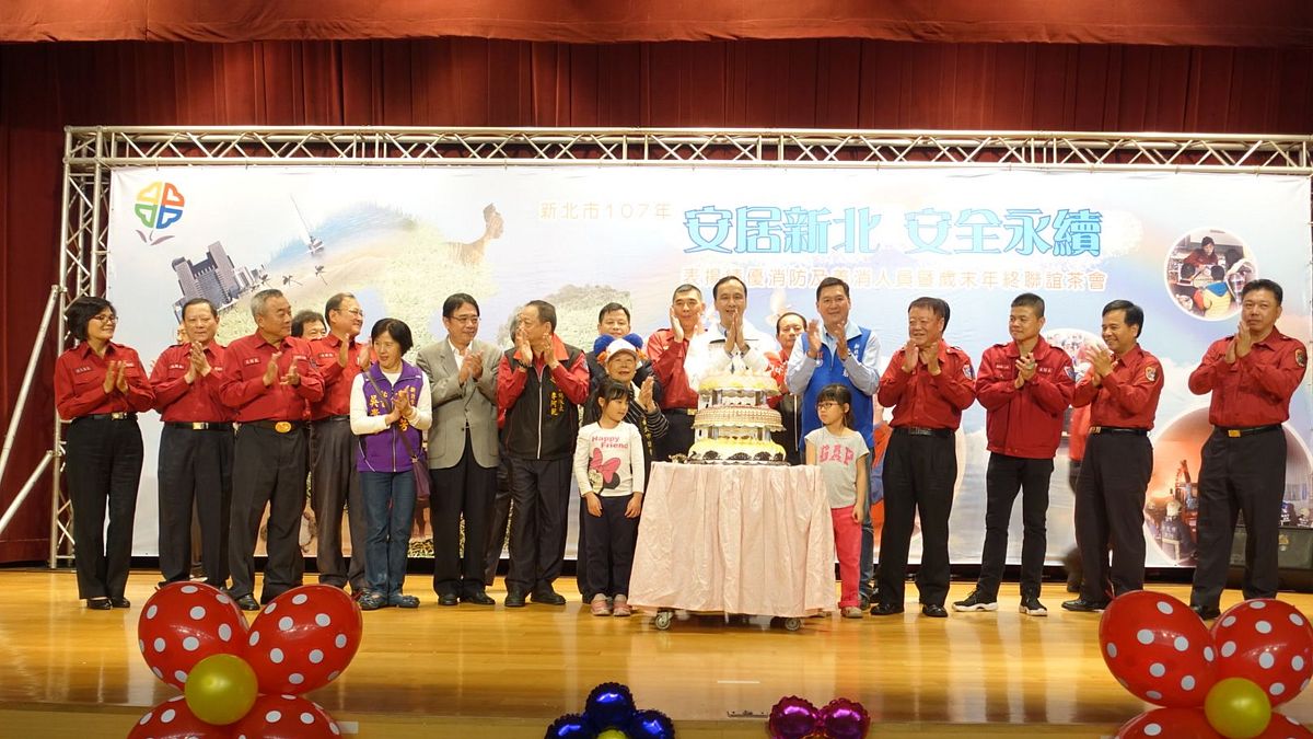 新北市長朱立倫(中)表揚滿30年以上資深義消、績優救災義消、防宣義消、救護義消及績優消防人員共計106人,並由消防局黃德清局長接續頒發救災救護百傑129人,感謝他們不求回報默默貢獻 。(圖/新北市消防局提供) 新北市長朱立倫(中)表揚滿30年以上資深義消、績優救災義消、防宣義消、救護義消及績優消防人員共計106人,並由消防局黃德清局長接續頒發救災救護百傑129人,感謝他們不求回報默默貢獻 。(圖/新北市消防局提供)