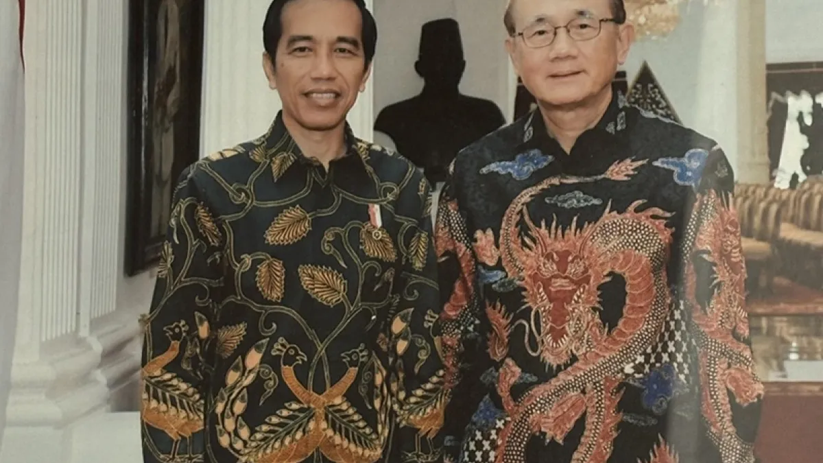 筆者提到,他當天穿著一件紅色底印有龍紋的印尼batik國服與佐科威總統合照。(作者提供)
